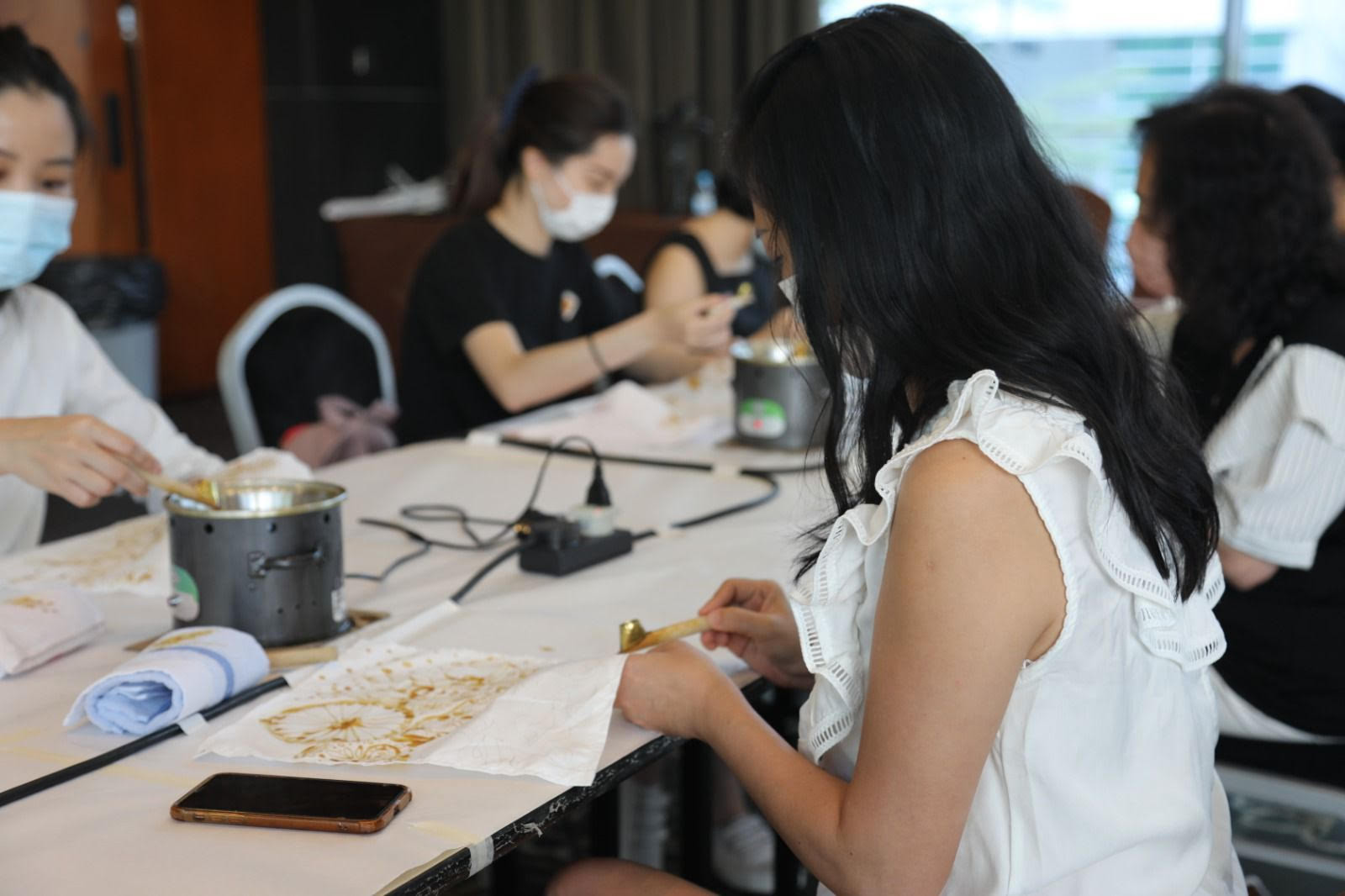 Perkenalkan Budaya Indonesia, Warga Hong Kong Diajarkan Canting Batik. (Foto: MNC Media)