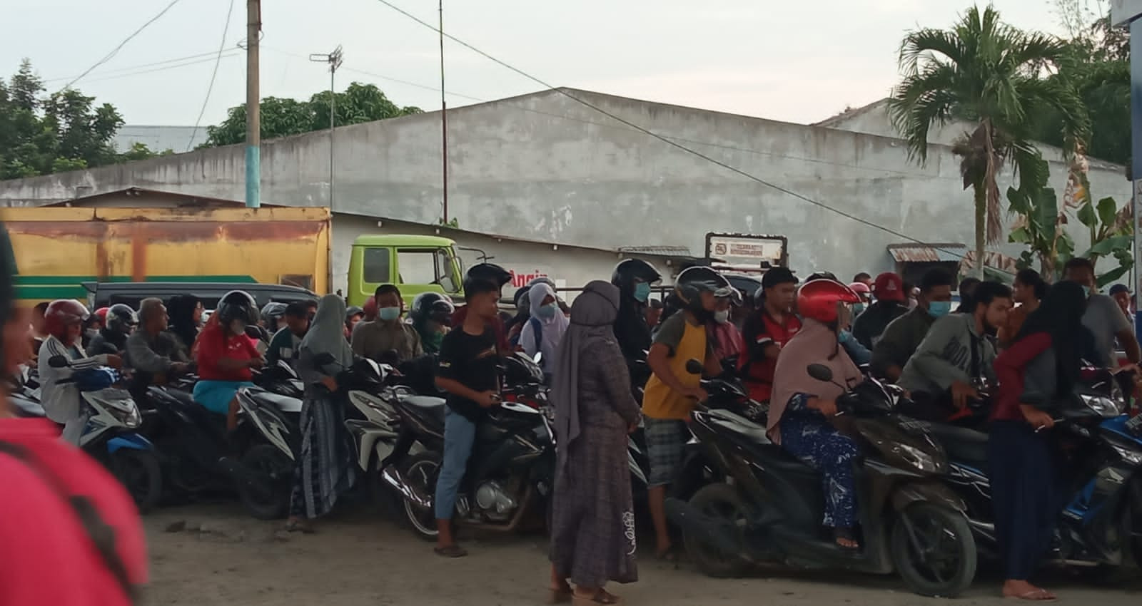 Geger BBM Langka, Warga Serbu SPBU di  Kecamatan Air Putih Batu Bara (FOTO:MNC Media)