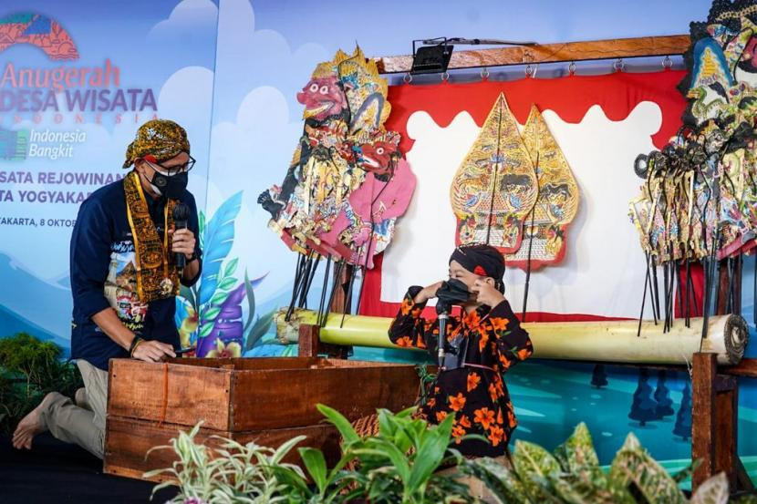 Sandiaga menemui dalang cilik bernama Adimas Albyn Ersani Widya Putra. (Foto: Dokumentasi Parekraf)