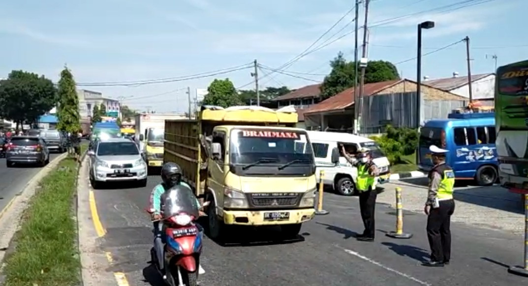 BBM Langka di Sumatera, Polisi Berjaga di SPBU (FOTO: MNC Media)