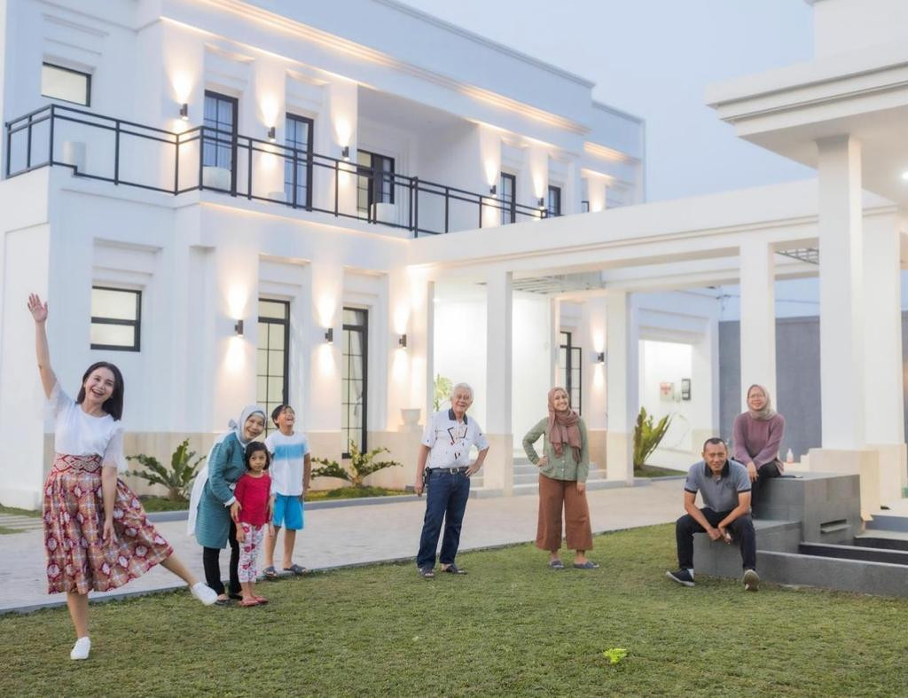 Terharu, Rossa Hadiahkan Rumah Mewah Rp20 Miliar untuk Orang Tuanya (FOTO: Instagram Rossa)