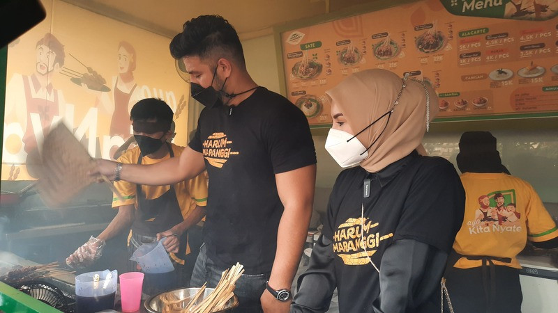 Tambah Pundi Uang, Ammar Zoni dan Irish Bella Pilih Jadi Pedagang Sate Maranggi (Dok.MNC Media)