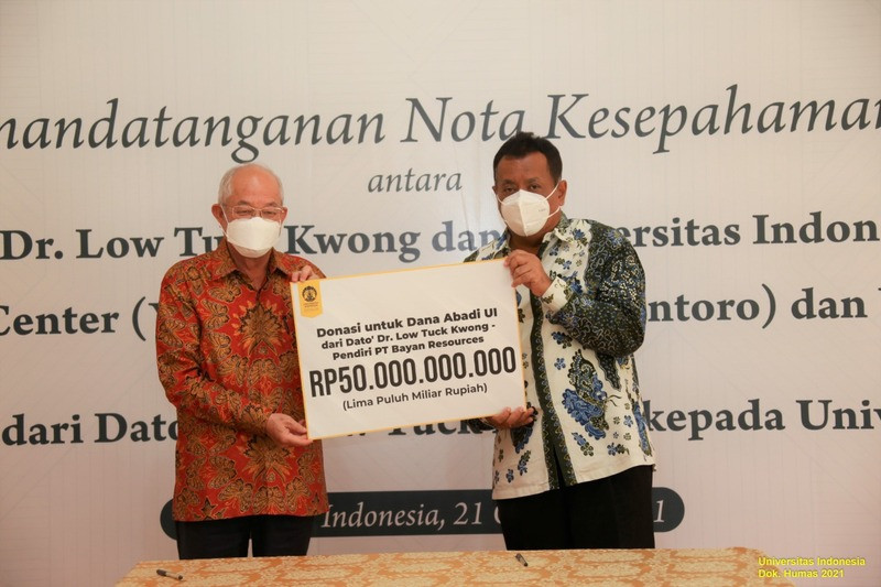 Taipan Dato Low Tuck Kwong Serahkan Donasi Rp50 M untuk Beasiswa UIÂ (Dok.MNC Media)