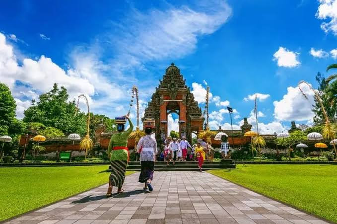 Aturan PCR ke Bali Diubah, Kunjungan Wisatawan Meningkat 25 Persen
