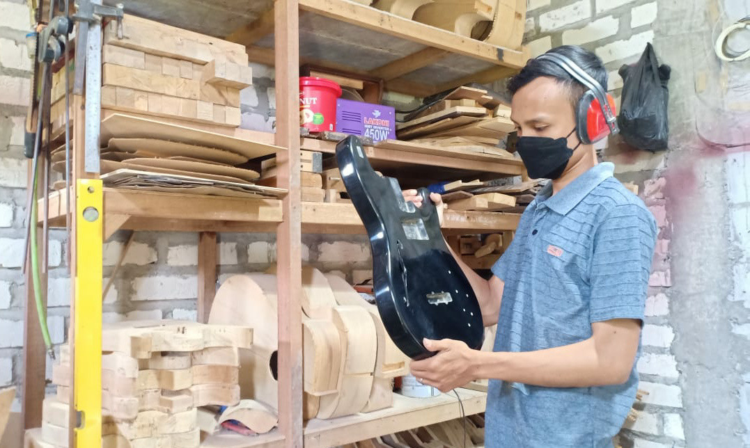 Dulu Hampir Bangkrut, Kini Pemuda Bojonegoro Sukses Bisnis Gitar Custom (FOTO:MNC Media)