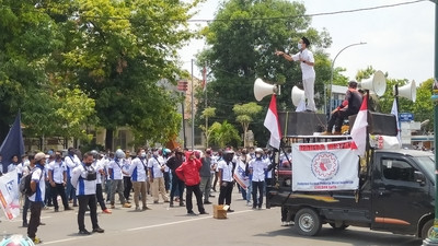 Kembali Gelar Aksi Demo, Buruh di Cirebon Minta Penetapan UMK 2022 Dicabut