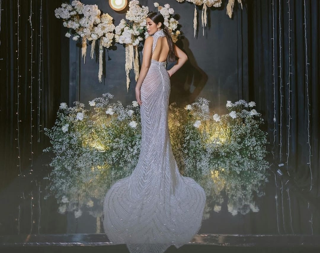 Jessica Iskandar tampil memukau dengan balutan gaun yang terbuat dari 30 ribu kristal. (Foto: Isntagram @monicaivena)