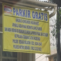 Unggahan foto spanduk menggratiskan parkir bagi konsumen Indomaret tersebar di media sosial.  (Foto: twitter @RDNADN)