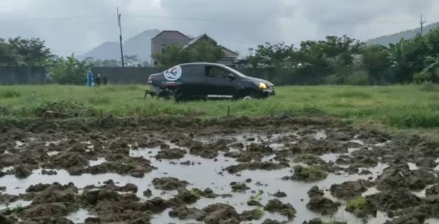 Unik! Pria di Purbalingga Sulap Toyota Vios Jadi Kendaraan Pembajak Sawah (FOTO:MNC Media)