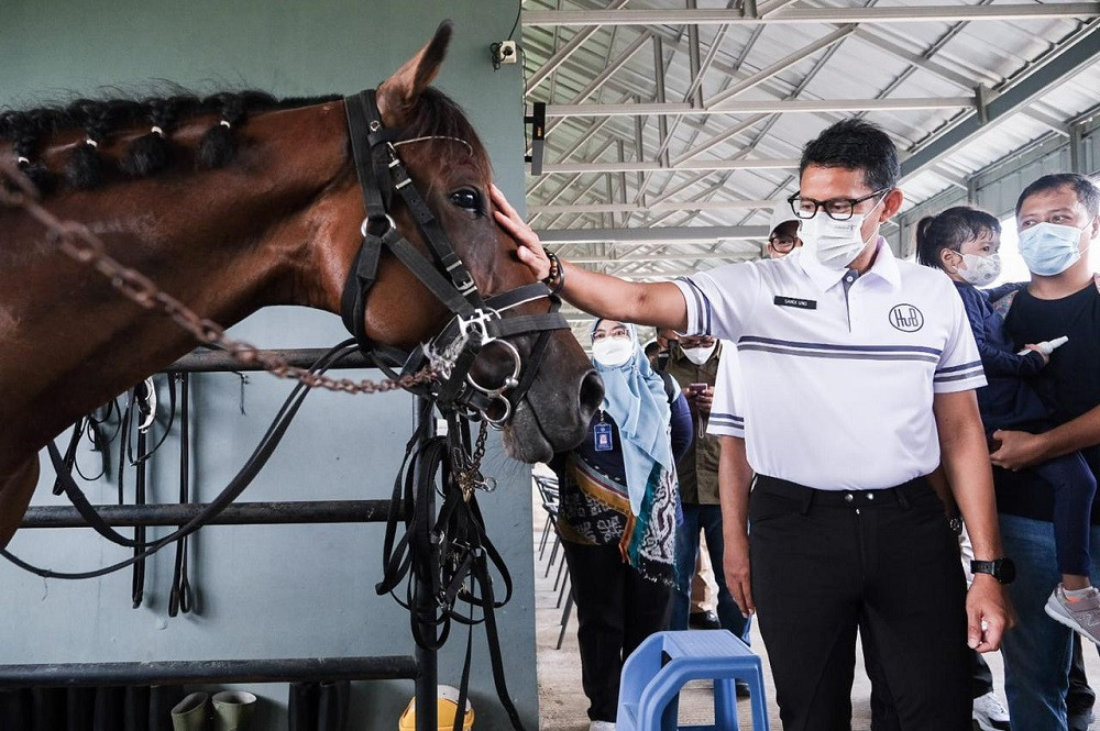 Siap Jadi Destinasi Wisata Halal Jakarta, Sandiaga Uno Resmikan The Hub Equestrian, Archery and Coff