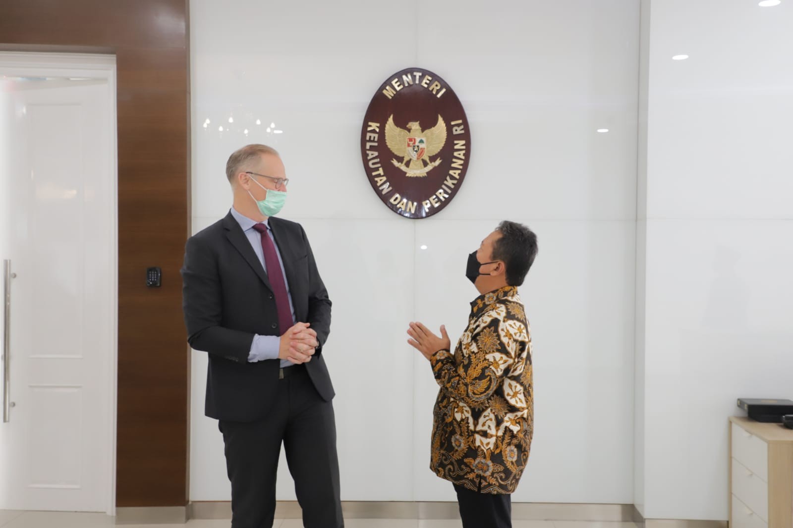 Menteri Kelautan dan Perikanan Sakti Wahyu Trenggono menyampaikan tiga inisiasi program kepada Duta Besar Denmark HE Mr. Lars Bo Larsen. (Foto: MNC Media)