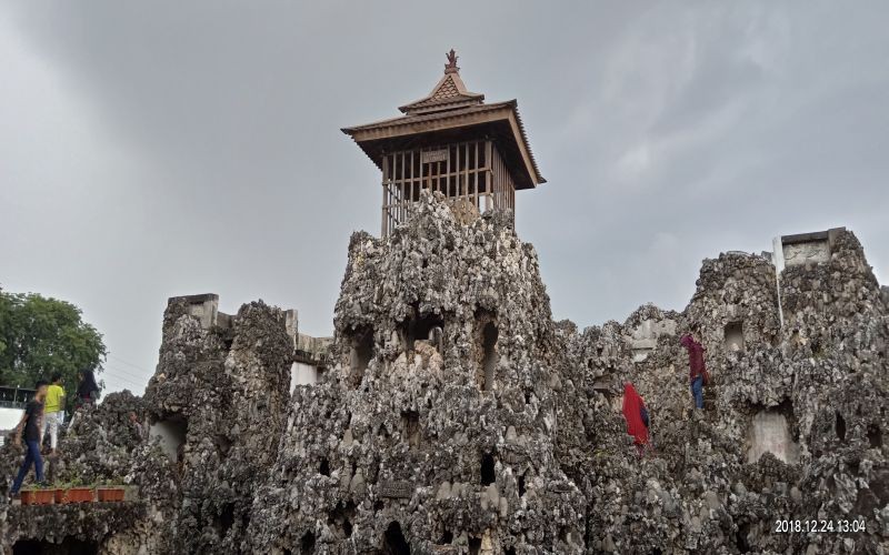 Tidak sedikit wisatawan yang sengaja datang ke Cirebon hanya untuk ke Goa Sunyaragi. (Foto: MNC Media)
