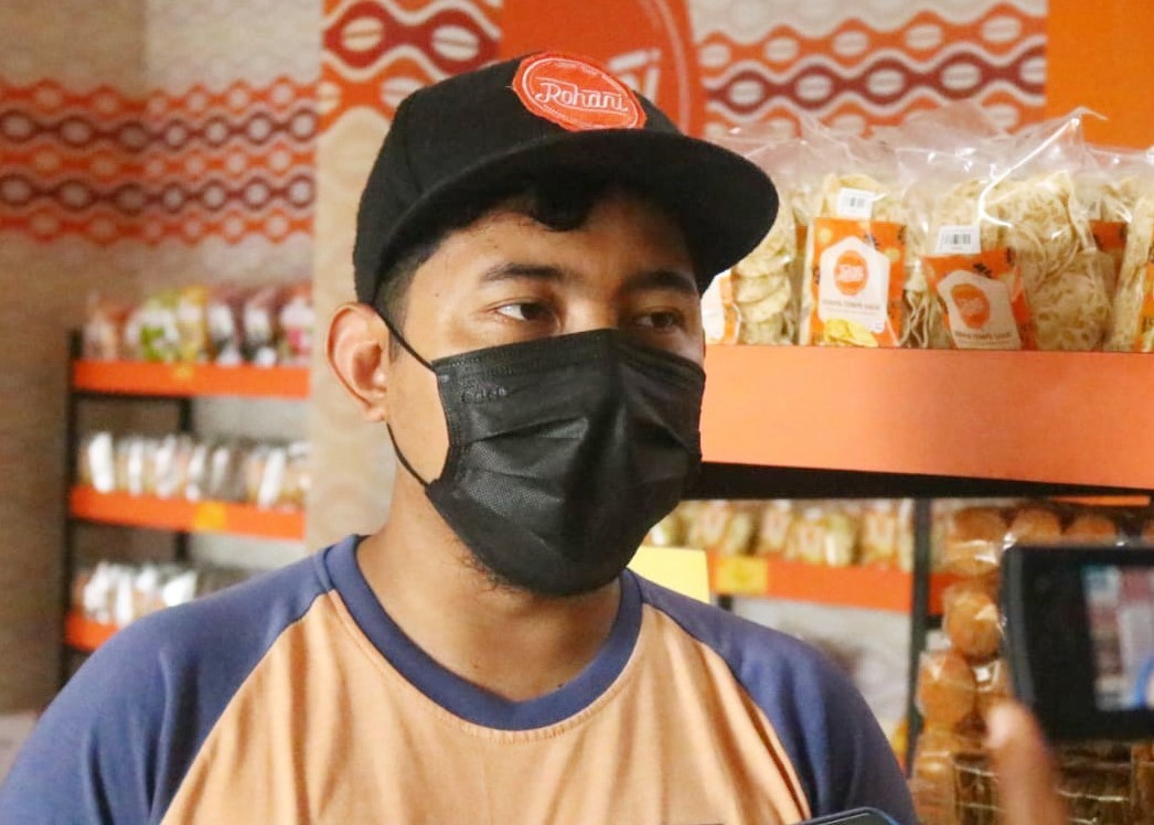 Pandemi Covid-19 yang berjalan dua tahun tak mempengaruhi omzet penjualan keripik tempe khas Malang.  (Foto: MNC Media)