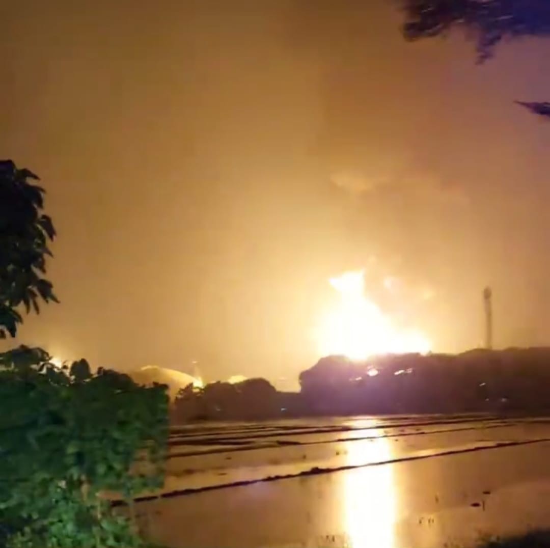 Satu Tanki BBM di Kilang Cilacap Terbakar, Pertamina Berupaya Padamkan Kobaran Api (FOTO: MNC Media)