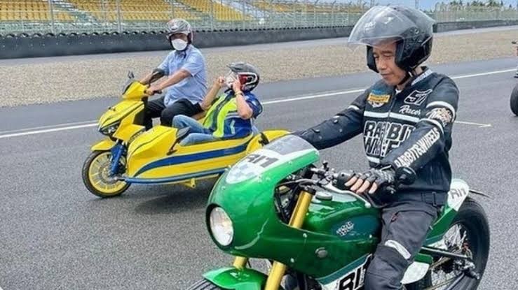 Mirip Pembalap Profesional, Intip Harga Outfit Jokowi di Sirkuit Mandalika (FOTO:MNC Media)
