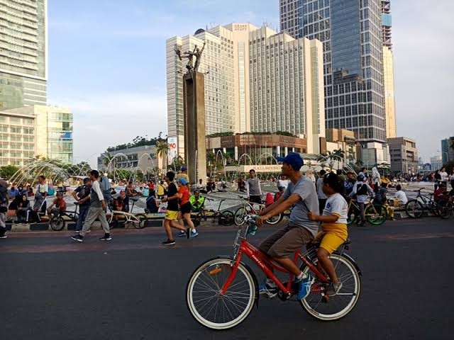 Warga DKI Jakarta berharap car free day (CFD) atau hari bebas kendaraan bermotor kembali dibuka.
