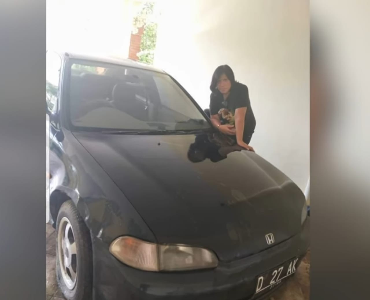 Mobil yang dikendarai Nike Ardilla saat kecelakaan masih disimpan rapi dan dirawat oleh penggemar berat. (Foto: Youtube Esge Entertainment)