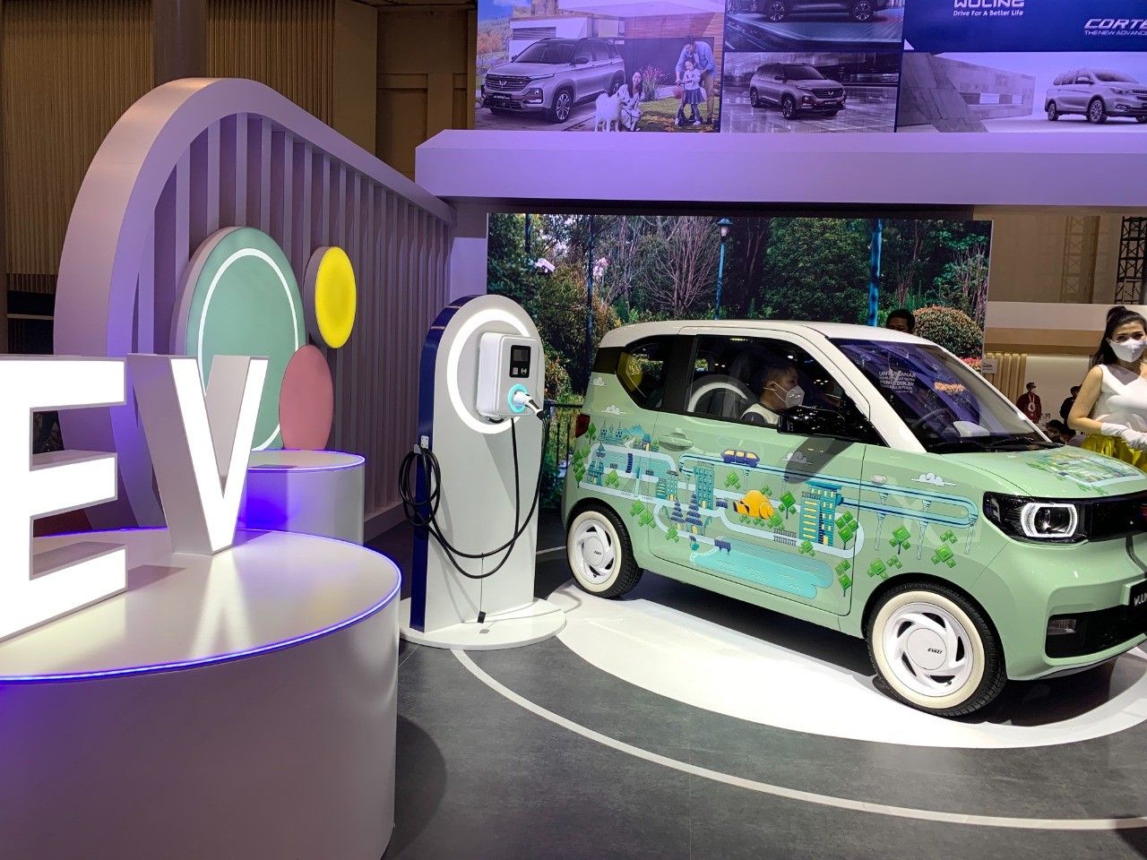 Wuling Pamer Mobil Listrik di GIIAS, Sekali Charger Mampu Tempuh 300 Km (FOTO: MNC Media)
