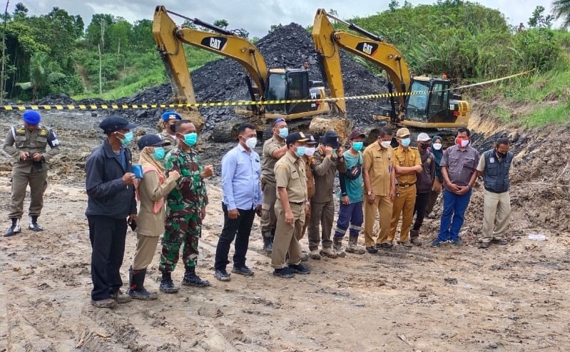 Tim Gabungan Pemkot Balikpapan bersama unsur TNI dan Polri melakukan penyegelan tambang ilegal yang berada di kawasan hutan lindung. (Foto: MNC Media)