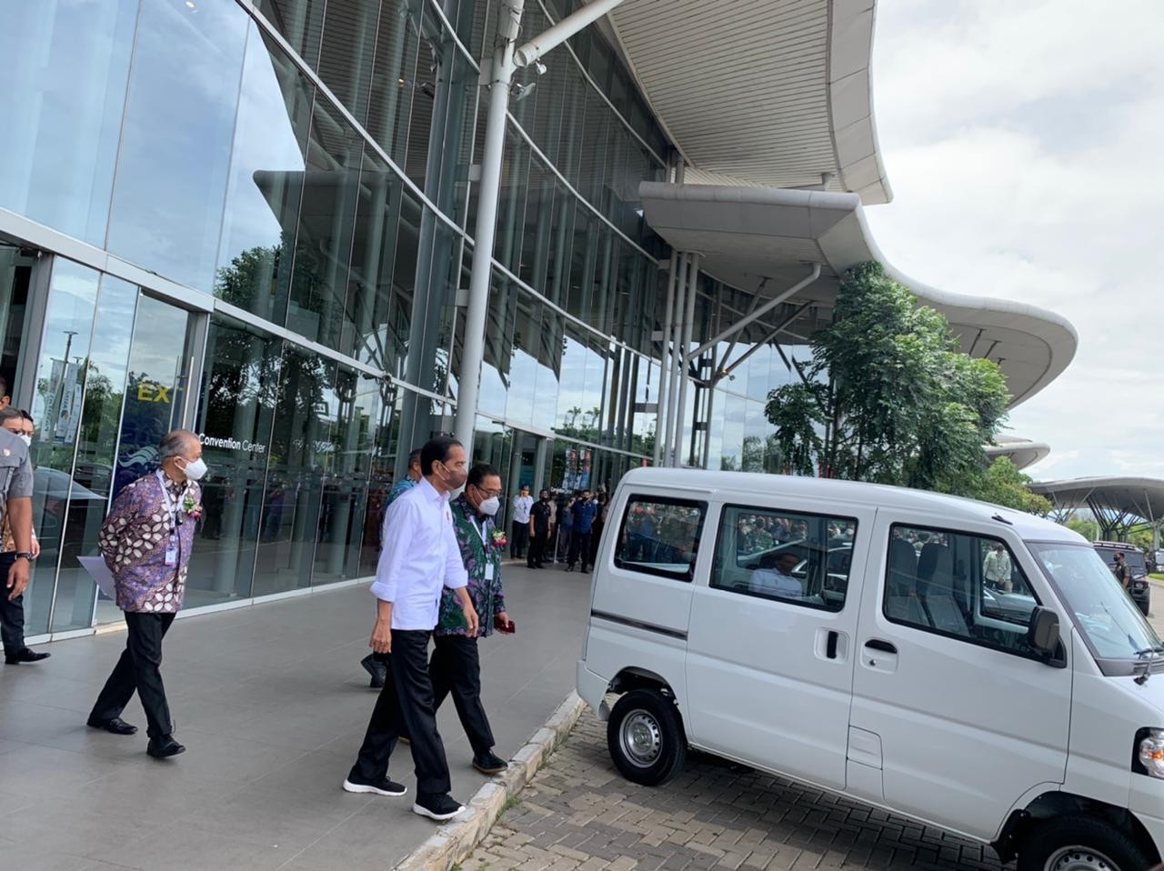 Jokowi Tengok Jajaran BMW M Series dan The MxKITH di GIIAS 2021. (Foto: MNC Media)