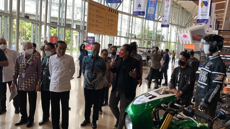 GIIAS 2021, Jokowi Lirik Motor RI1 yang Dipakai Saat Resmikan Sirkuit Mandalika. (Foto: Azhfar Muhammad/MPI))