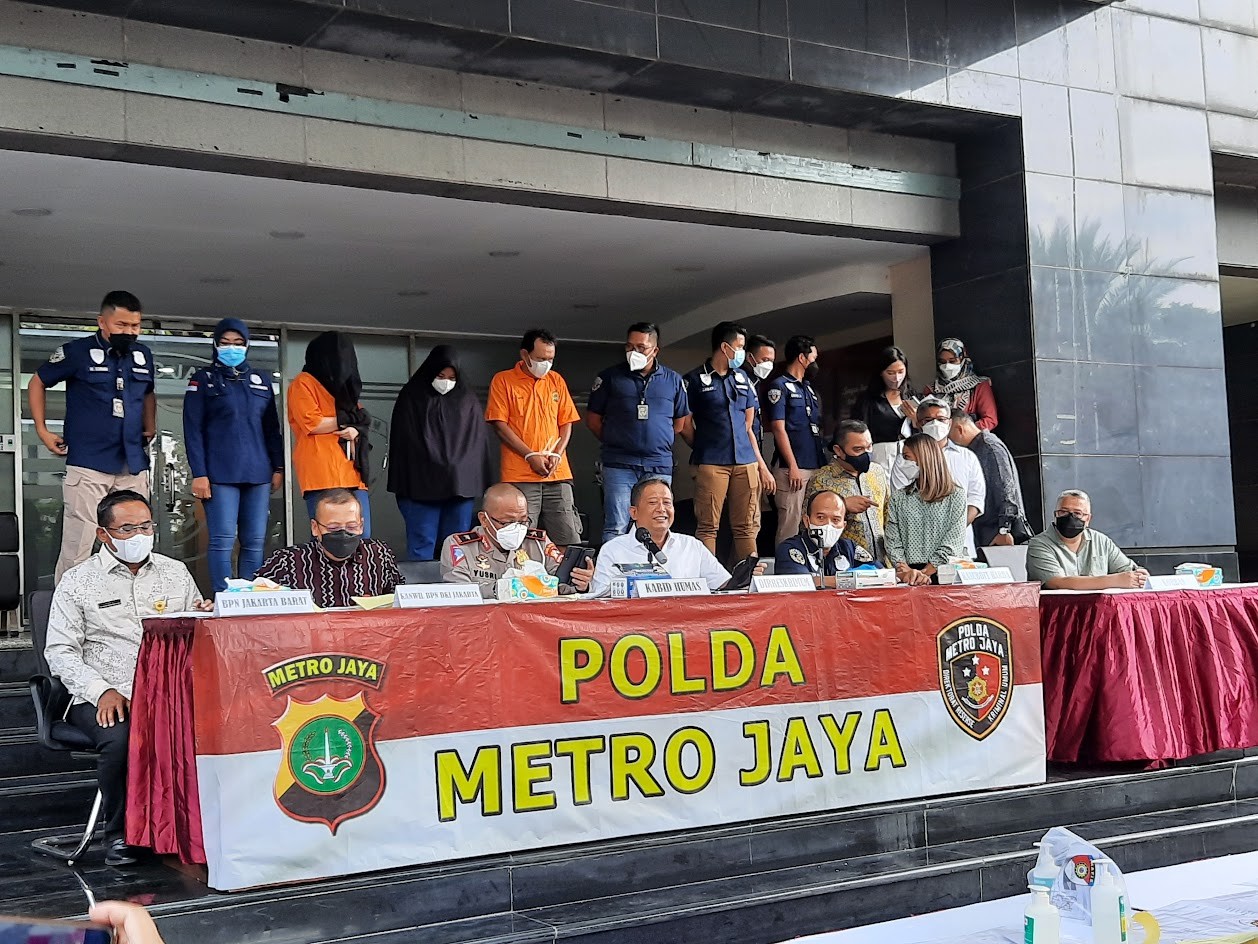 Polisi Ekspose ART Mafia Tanah yang Gasak Surat Tanah Ibu Nirina Zubir. (Foto: MNC Media)