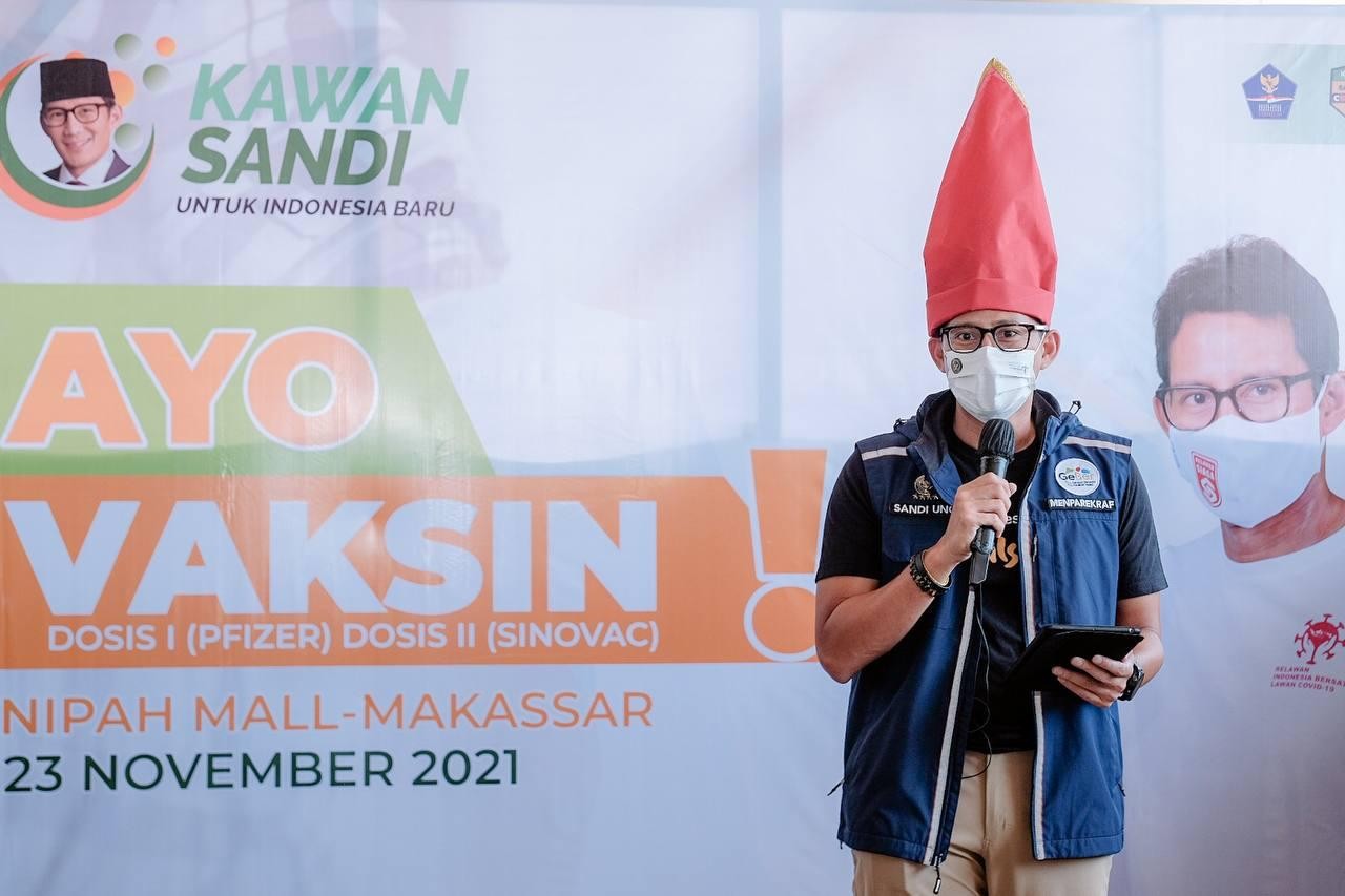 Menteri Pariwisata dan Ekonomi Kreatif Sandiaga Salahuddin Uno, mengunjungi sentra vaksinasi Makassar. (Foto: MNC Media)