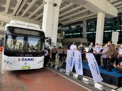 Pada puncak peringatan HUT ke-75, DAMRI resmi meluncurkan uji coba operasional bus listrik di Bandara Soekarno Hatta. (Foto: MNC Media)