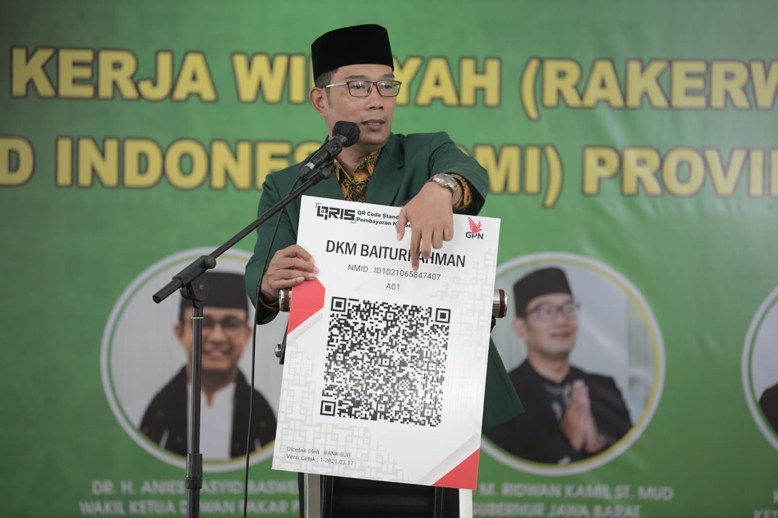 Gubernur Jawa Barat, Ridwan Kamil mendorong pengurus masjid mengaplikasikan kencleng digital. (Foto: MNC Media)