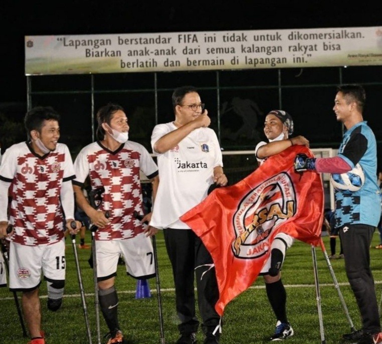Gubernur DKI Jakarta Anies Baswedan membangun lapangan sepak bola standard FIFA di pemukiman padat Muara Angke, Jakarta Utara. (Foto: MNC Media)