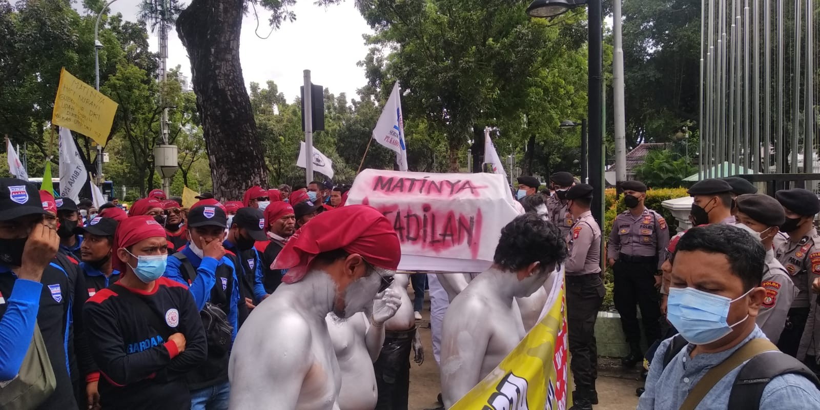 Makin Ramai, Demo Buruh Di Balai Kota DKI Hampir Menutup Jalan Medan ...