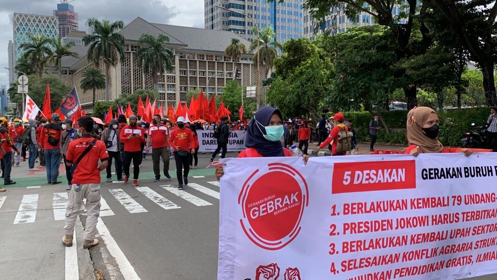 Demo Buruh Menuju Istana Negara, Jalan Merdeka Barat Ditutup (FOTO: MNC Media)