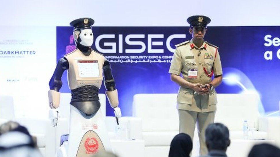 Polisi Dubai mengenalkan petugas robot pertama mereka, Reem, yang diberikan tugas untuk berpatroli di mal-mal kota dan tempat wisata. (Foto: BBC)