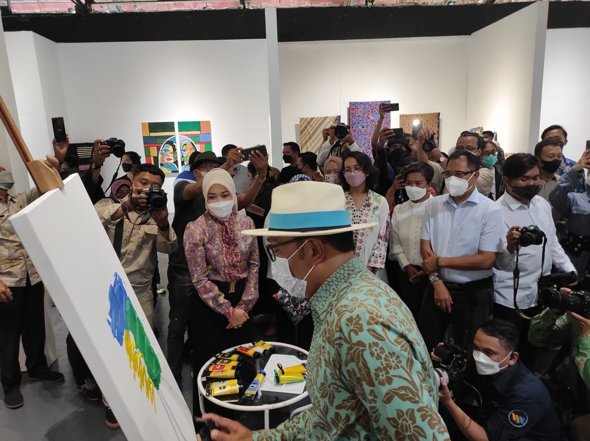 Gubernur Jawa Barat Ridwan Kamil memamerkan sejumlah karya lukisnya di Jogja Museum Nasional (JMN), Rabu (1/12/2021).  (Foto: MNC Media)