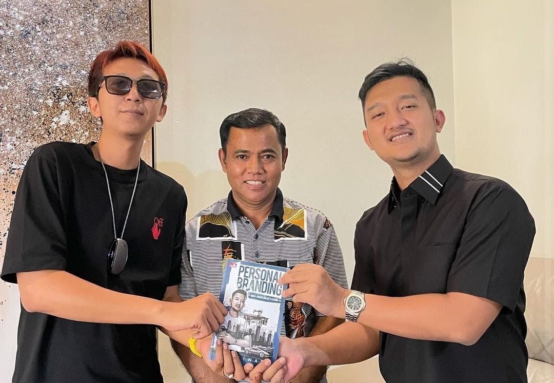 Pengusaha berjuluk Crazy Rich Surabaya, Tom Liwafa, resmi menyerahkan hasil lelang bukunya kepada keluarga Bibi Andriansyah. (Foto: MNC Media)