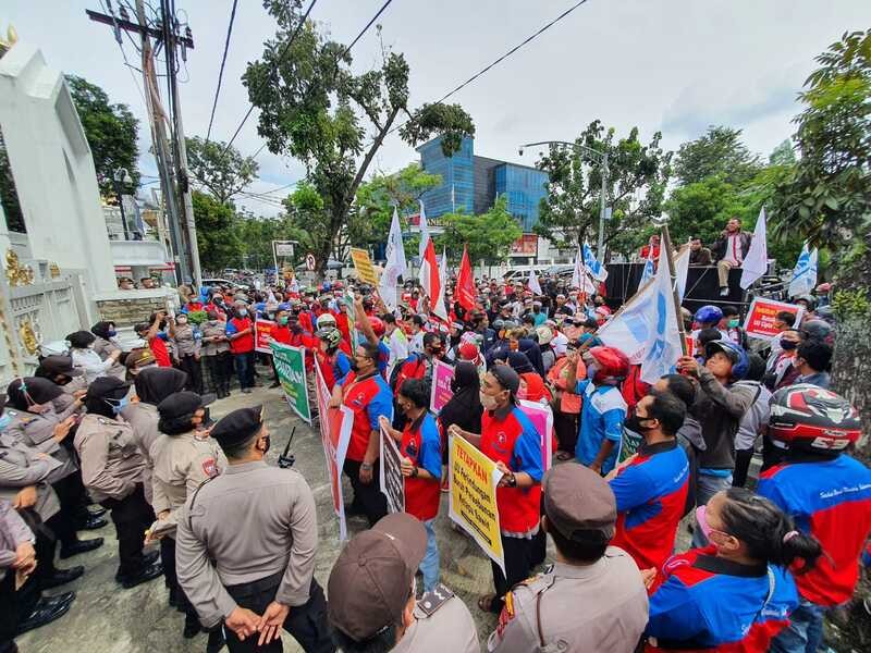 Ribuan Buruh di Sumut Geruduk Kantor Gubernur, Tuntut Revisi UMP 2022(Dok.MNC Media)