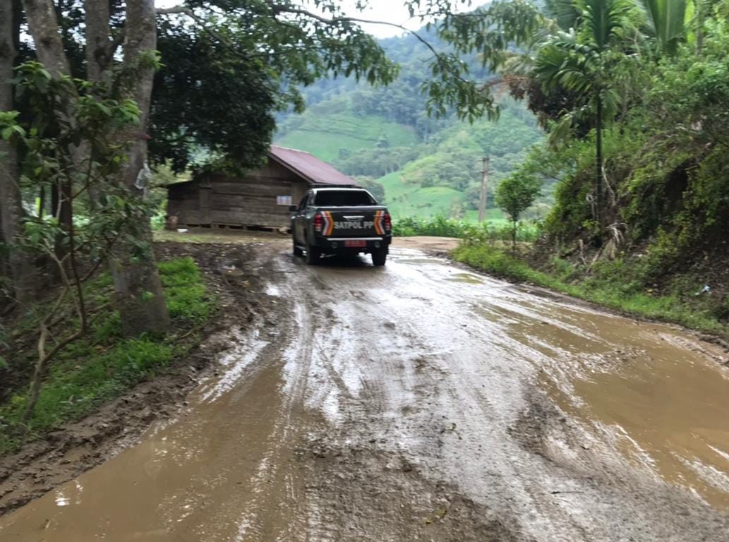 Kementerian PUPR  melakukan pengecekan lapangan terkait jalan rusak di Kabupaten Karo, Provinsi Sumut, yang sempat viral di media sosial.  (Foto: MNC Media)