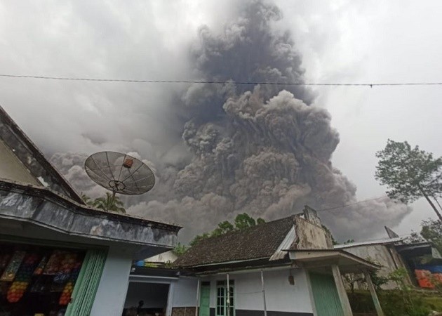 Gunung Semeru Erupsi, Bupati Lumajang Tetapkan Status Tanggap Darurat Bencana 30 Hari (Dok.Okezone/Ist)