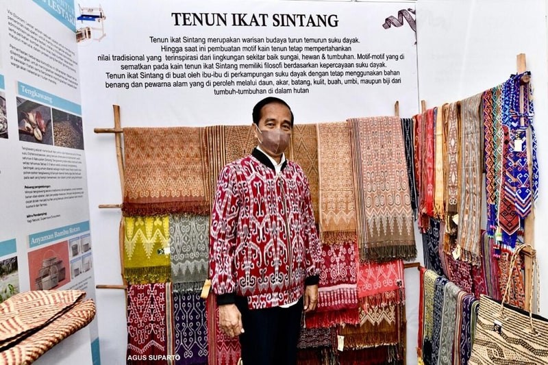 Kepincut Jaket Tenun Ikat Sintang, Jokowi Sempatkan Beli di Lobi Bandara Tebelian (Dok.Ist)