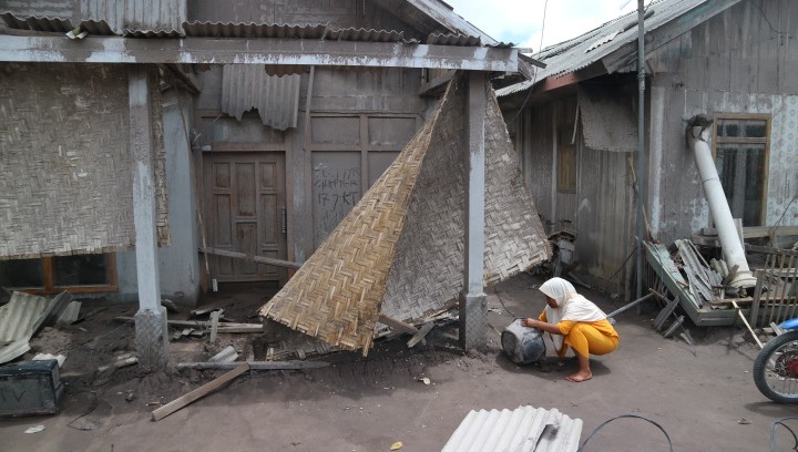 Sejumlah warga mengeluhkan kehilangan barang pribadinya di rumah mereka yang ditinggal mengungsi.