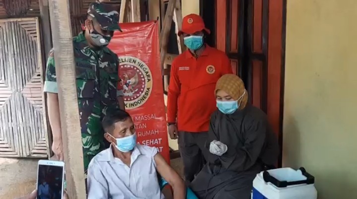 Pemprov Jabar memperkuat strategi vaksinasi door to door untuk mencapai herd immunity atau kekebalam kelompok. (Foto: Agung Bakti)