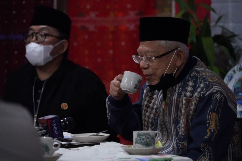 Mampir Ngopi di Danau Toba, Wapres Dengarkan Curhat dari Si Pemilik Kedai  (Dok: pers setwapres)