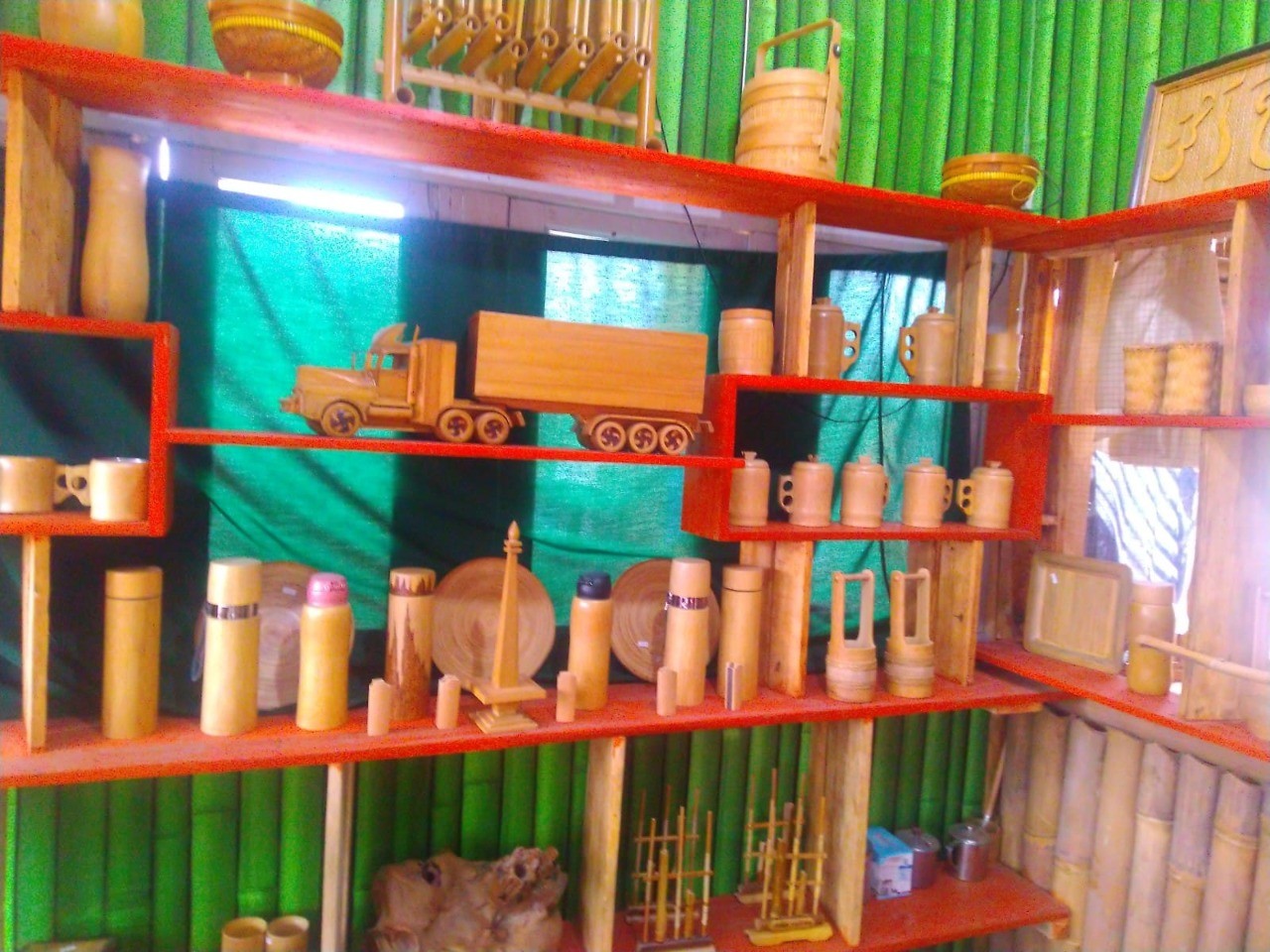 Di tangan Dian, bambu mampu diolah menjadi beragam produk rumah tangga serbaguna. (Foto: MNC Media)