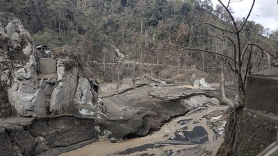 Terputusnya Jembatan Geladak Perak berdampak pada rantai distribusi sejumlah kebutuhan pokok. (Foto: MNC Media)