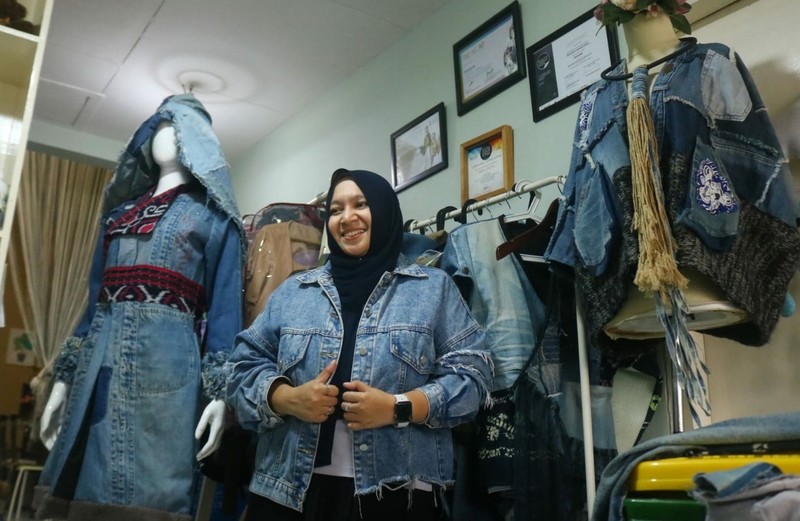 Hampir Terpuruk, Wanita Ini Sukses Bangkit dari Usaha Limbah Jeans. (Foto: MNC Media)