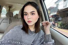 Laura mempunyai bisnis pribadi di dunia kecantikan, salah satunya adalah produk pemanjang bulu mata dan rambut. (Foto: MNc Media)