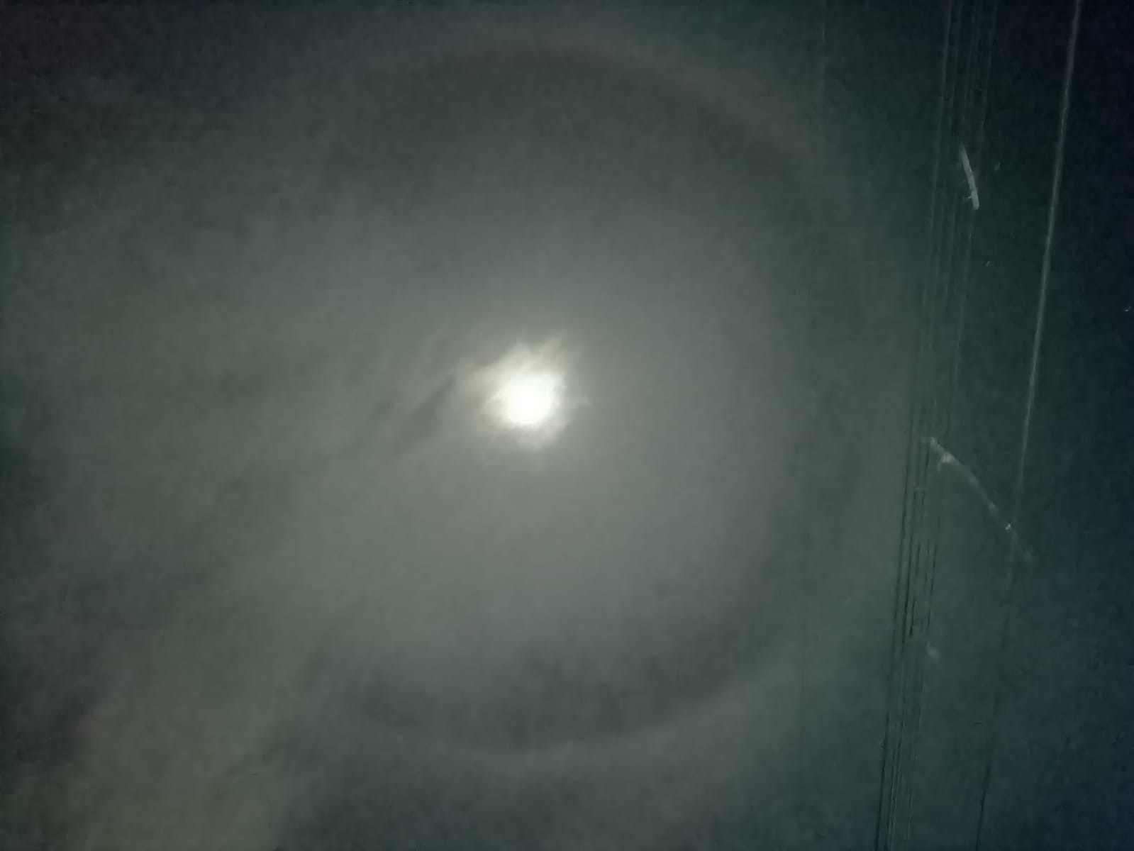 Fenomena bulan bercincin menghiasi langit malam di Depok sekitar pukul 22.00 WIB, Kamis (16/12/2021). (Foto: Army Dian)