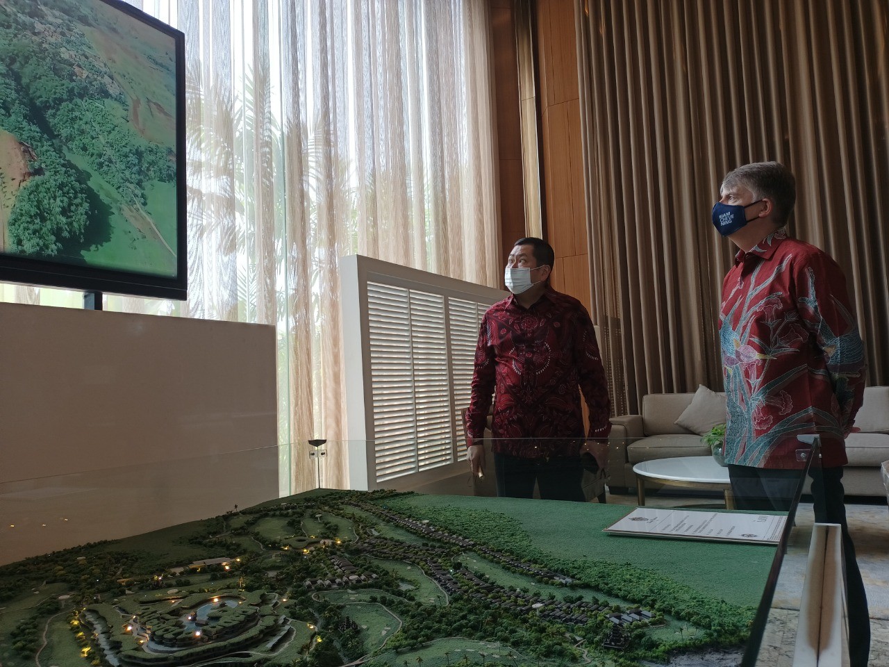 Harry Tanoesoedibjo Jelaskan Proyek MNC Resort Tanah Lot ke Dubes (FOTO: MNC Media)