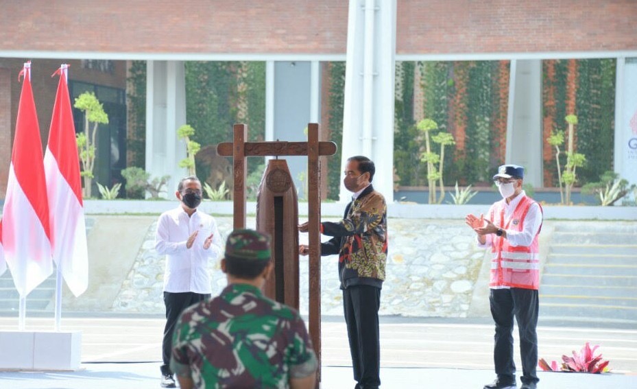 Presiden RI Joko Widodo didampingi Menteri Perhubungan Budi Karya Sumadi meresmikan Bandara Ngloram . (Foto: MNC Media)