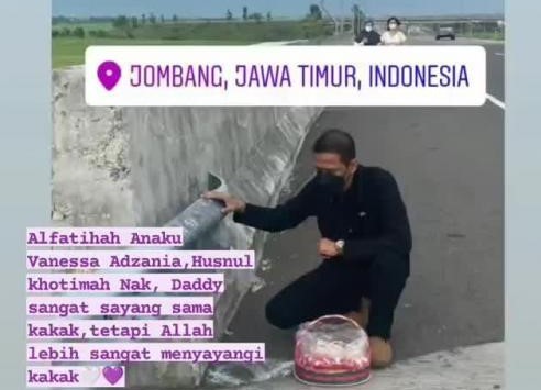 Petugas  tol yang membantu Doddy tabur bunga  telah diberi peringatan dan akan ditindak lanjuti sesuai Peraturan Perusahaan. (Foto: